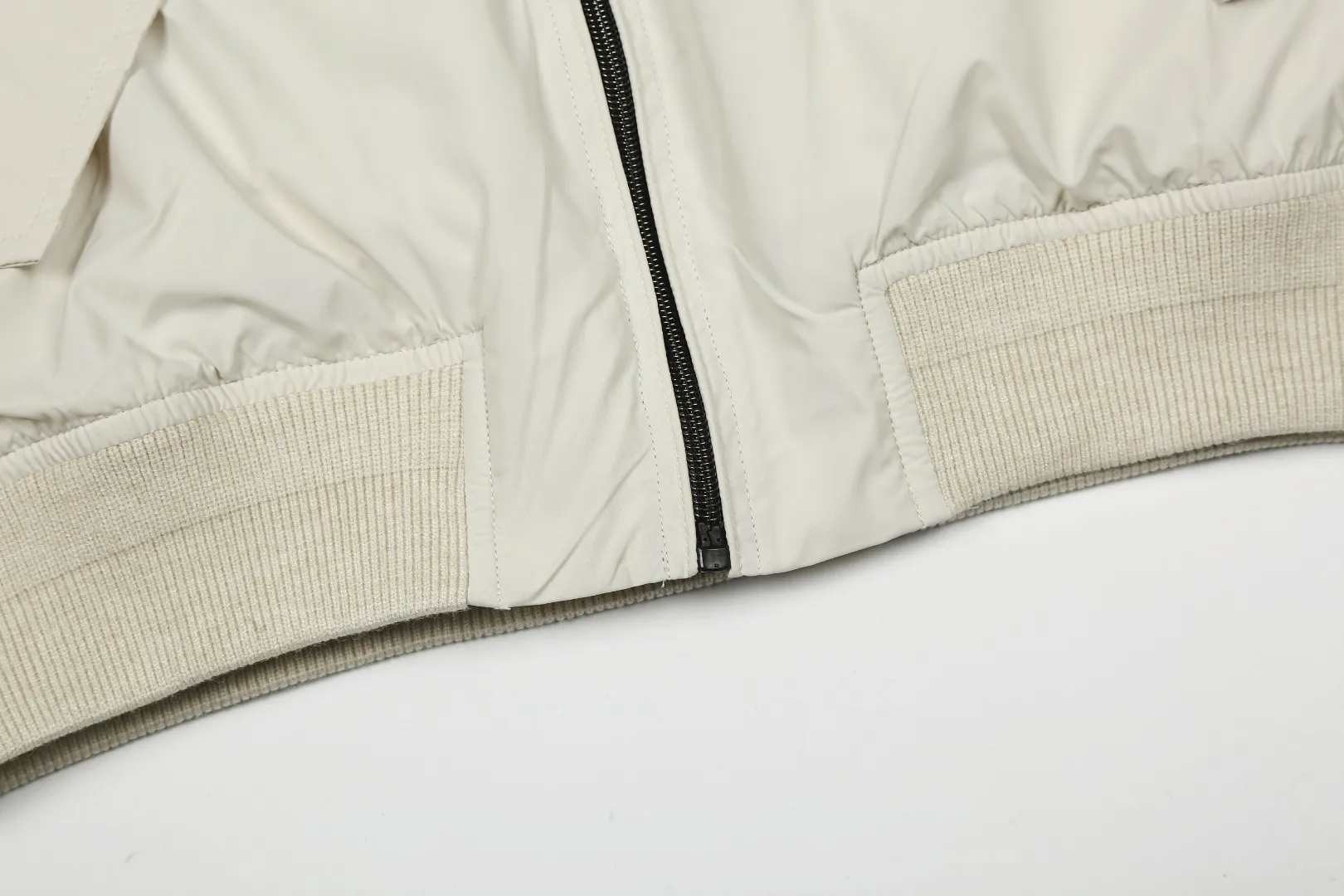 P320 White background picture [Evergreen all year round] Style number: 25025# (on sale all year round) Color: black/light card/gray white Size: S to XL - Ralph Lauren/Ralph Lauren SS25 new double-layer windproof and water-repellent classic old cadre style light casual jacket - double-layer design same color inside and outside S237 high-density micro-water-repellent craft fabric (100% T) ✅ | - Custom-woven double-layer rabbit velvet needle thread, non-market wrong version of mercerized cotton ✅ - Customized two-color webbing strip on the back collar, with zipper side pockets inside ✅ - POLO brand zipper, genuine leather zipper piece, dark and light two-color buttons ✅ - RL25SS new jacket The fabric is made of lightweight polyester fiber, windproof and waterproof, more lightweight, suitable for traveling or daily outdoor sports, simple line design and wide and neat tailoring, unisex style for both men and women Good for commuting, classic and durable